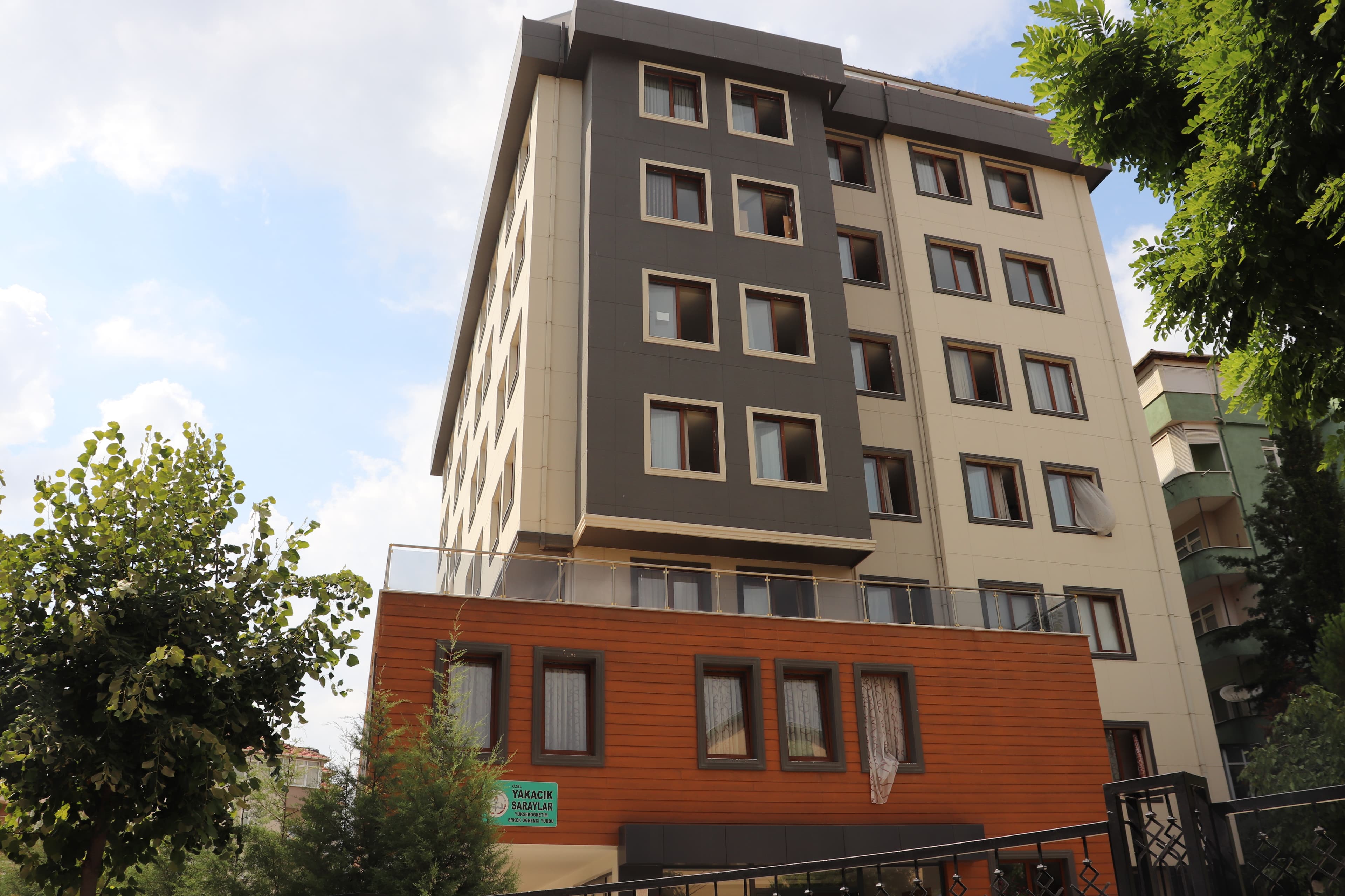 Yakacık Saraylar Erkek Öğrenci Yurdu Dış Görünümü